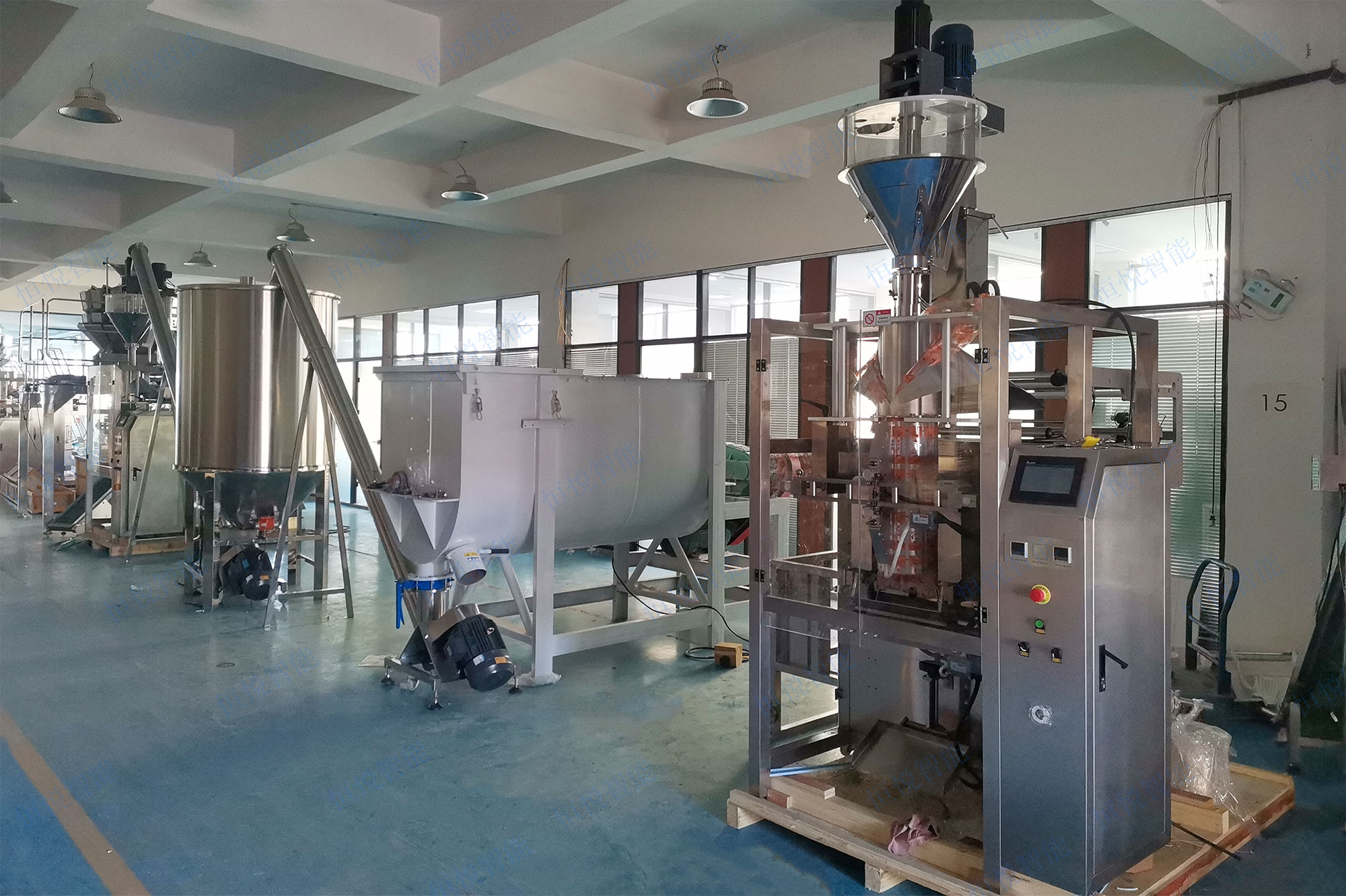 全自動防水涂料包裝機(jī)可以實現(xiàn)涂料、膩子粉、快粘粉、石膏粉等建筑粉料產(chǎn)品得自動化包裝全過程